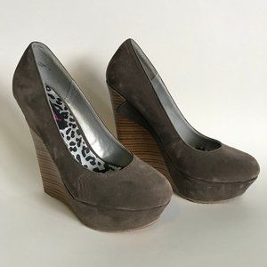 Wedge high heel, comfortable and like new!